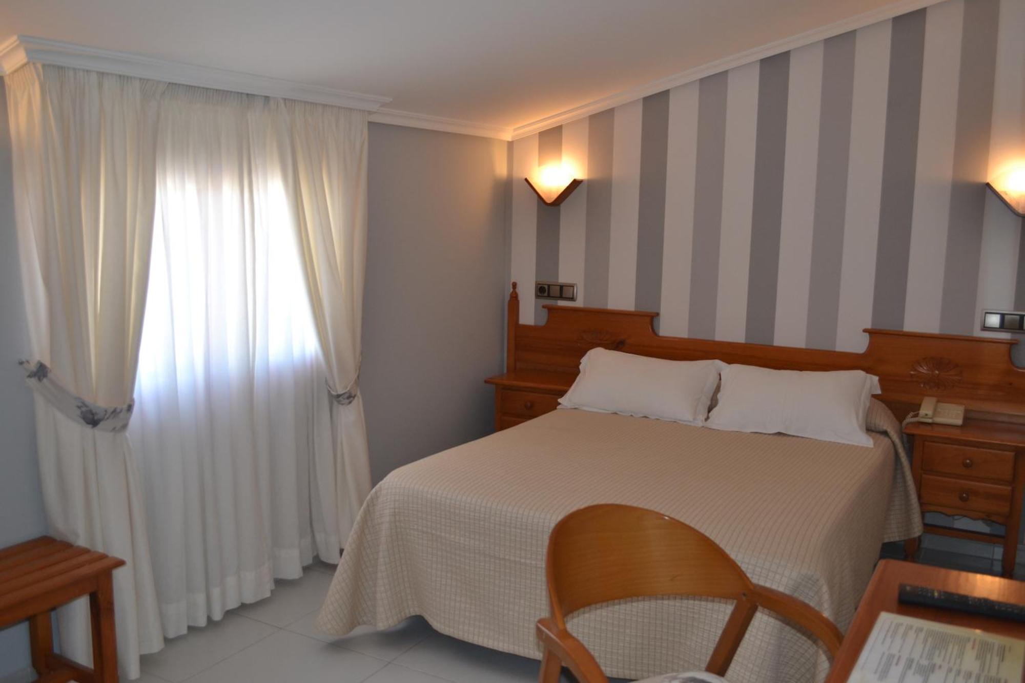 Hotel Piramide Portonovo Szoba fotó