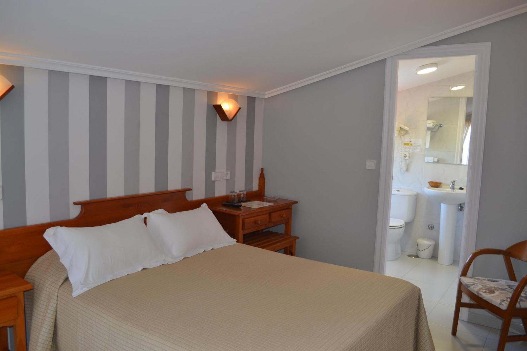 Hotel Piramide Portonovo Szoba fotó